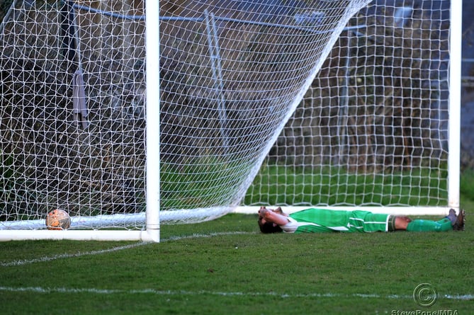 Photo: Steve Pope MDA050322B_SP004
Football. Teignmouth versus Bere Alston