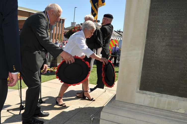 Photo: Steve Pope. MDA140622A_SP003
Commemorative service at Newton Abbot War memorial marking 40 years since the end of the Falklands War. Newton mayor Carol Bunday and RBL president Mike Joyce place wreaths at the memorial