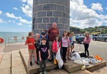 Youngsters help clean Teignmouth beach 