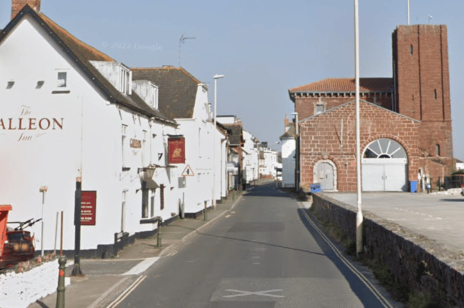 The approach to the section of road in Starcross