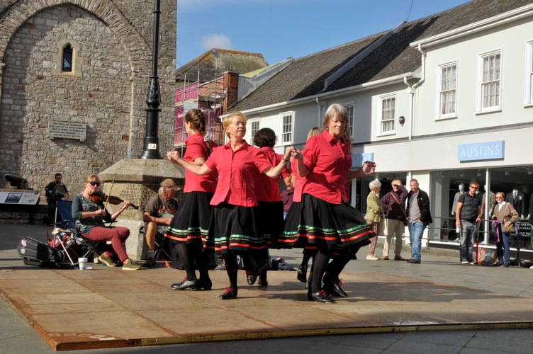 Shuffle the Deck performing in Newton Abbot [2022]