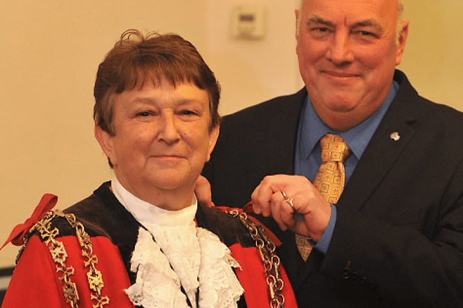 Outgoing Porteeve Sean WIlson hands over the chain of office to the 1,202ndww Porteeve Karen Turner.