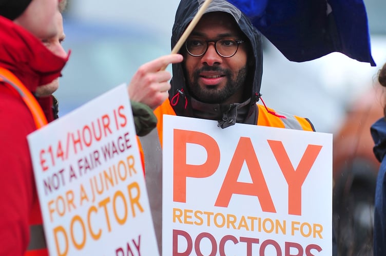 MDA110423A_SP004 Photo: Steve Pope
Junior doctors on the picket line outside Torbay Hospital in South Devon this morning (April 11) as a nationwide 96-hour strike gets underway.