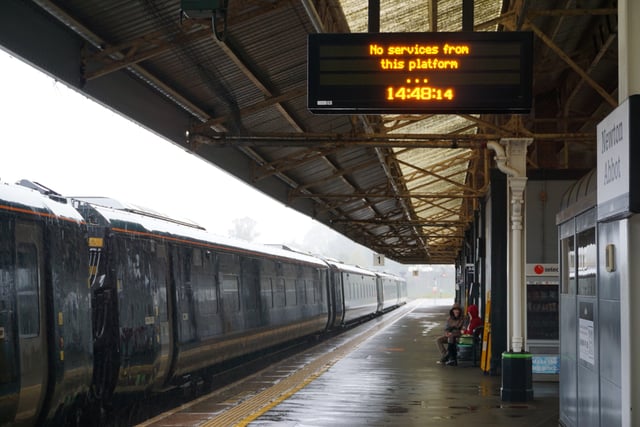 Rail lines closed as Second World War bomb removed 