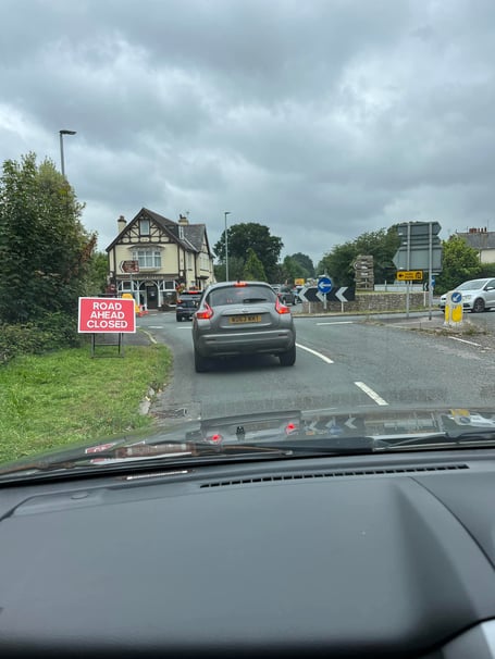 Traffic delays in Bovey Tracey. Photo by Dawn Campbell-Jones 