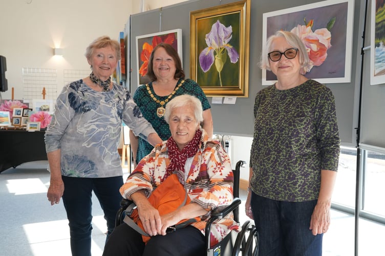 Three artists Liz Brown, Jenny Norman and Sheila Dangar with Mayor Lin Goodman-Bradbury. Photo Bob Simpson