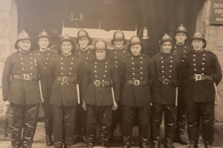 From left to right: Bill Harris, Leonard Coombes, Les Harris,
Geoffrey Coombes, Joff Wills, Harold Heale, Jim Howard
Reg Belinger, Frank Phillips and Roy Coombes