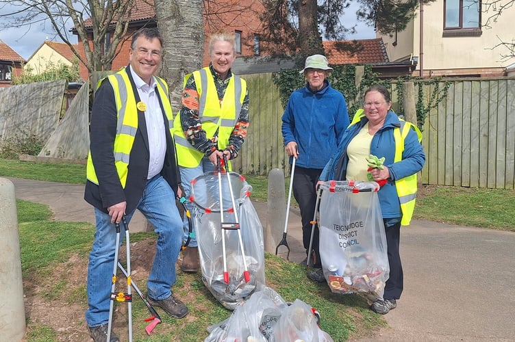 MP Martin Wrigley  with Starcross Sparkles volunteers. 