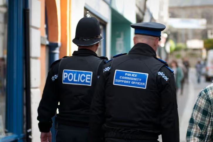 Police warning against young people gathering in Dawlish 