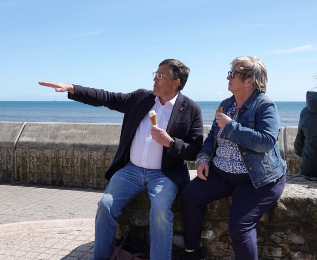 MPs enjoy ice cream on campaign trail 