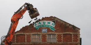Launa Windows sign comes tumbling down