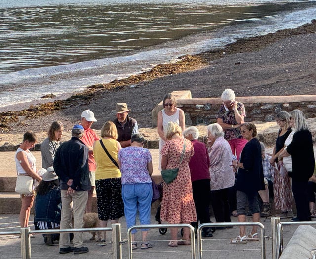 Dawlish vigil supports aid workers