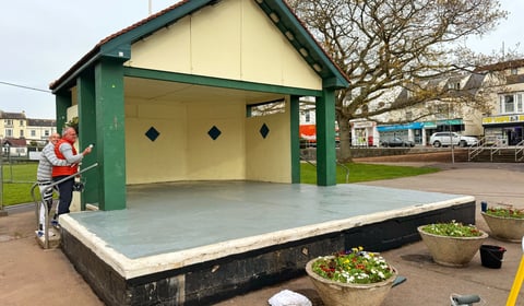 Volunteers getting Dawlish 'sparkling' 