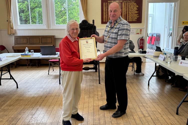 Ann Leigh receives her award from outgoing Mayor Cllr Anthony James. Photo Dawlish Town Council 